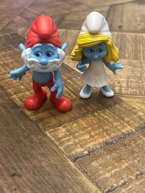collectible figures of Papa Smurf and Smurfette from The Smurfs Movie